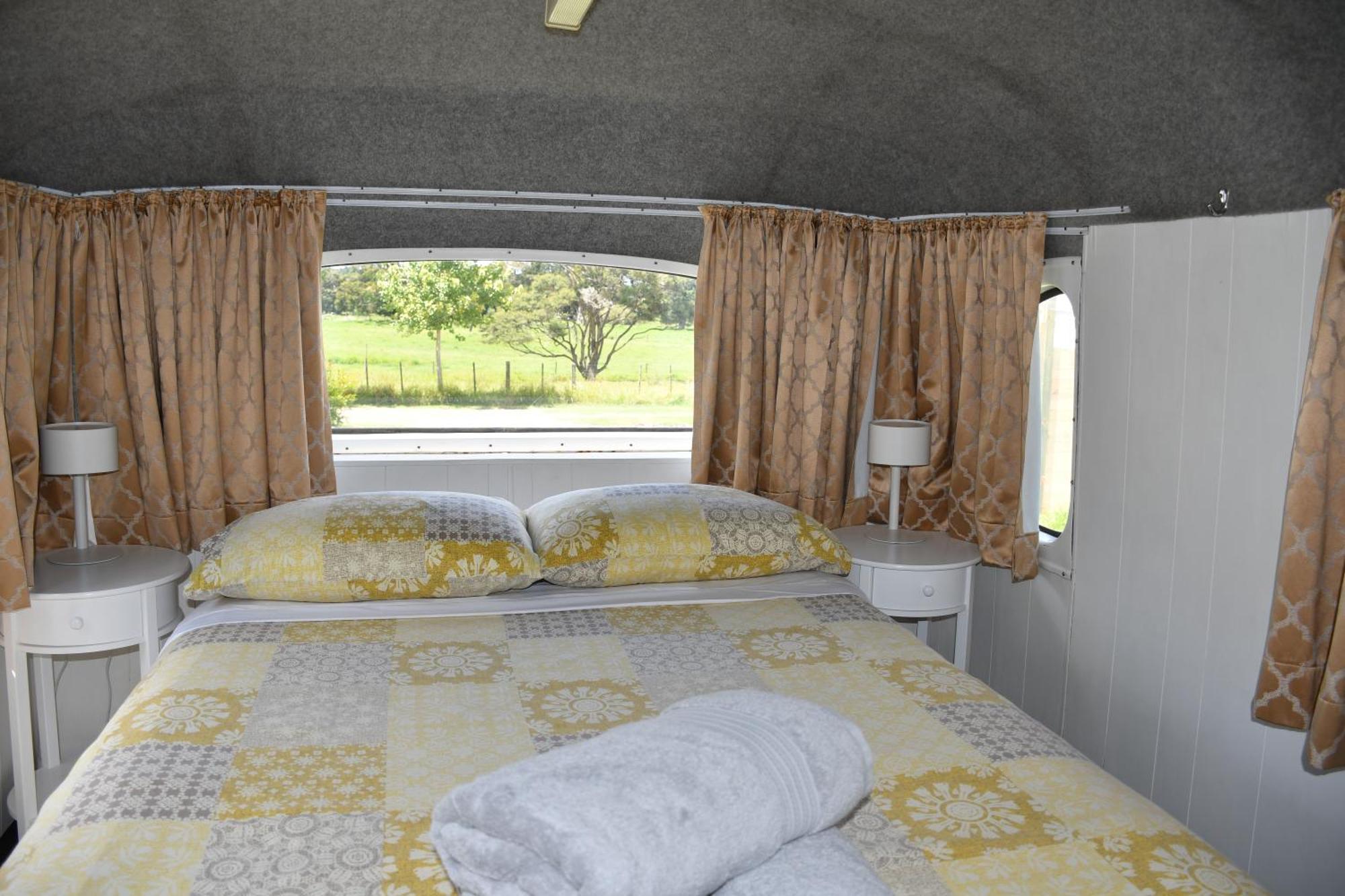 Evi The School Bus At Oromahoe Downs Farm Puketona Kültér fotó